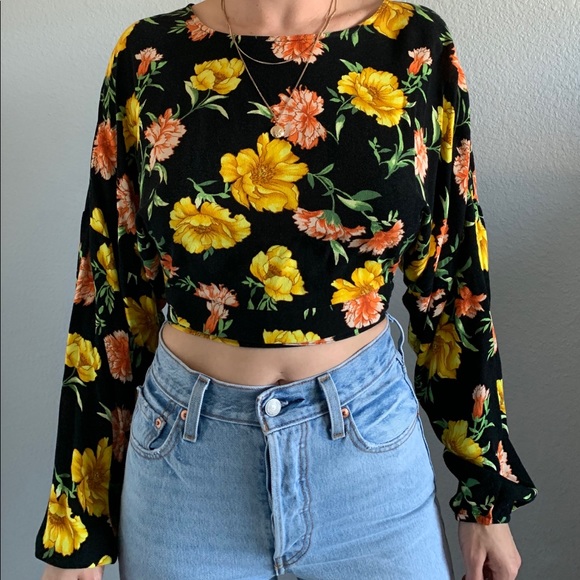 💗SOLD 💗 Floral wrap top with open back 🌼 - Picture 1 of 2